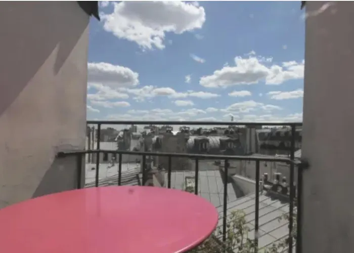 Sous Les Toits De Paris Shared Place